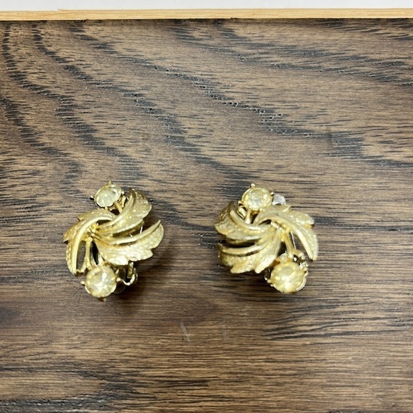 Vintage Coro clip on earrings, clear glass stones, gold tone Leaf style Earrings - Picture 2 of 9